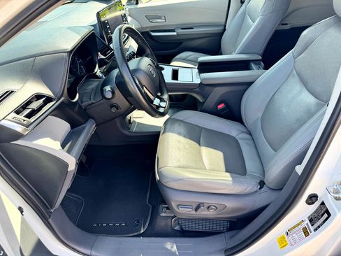 Used 2021 Toyota Sienna Limited image 21
