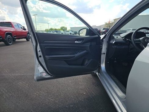 Used 2024 Nissan Altima 2.5 SV image 15