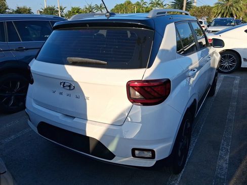 Used 2023 Hyundai Venue Limited FWD image 9