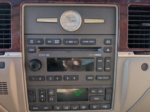 Used 2005 Lincoln Town Car Signature Limited image 13
