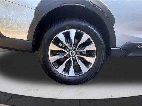 Used 2025 Subaru Outback Limited AWD/4WD image 38