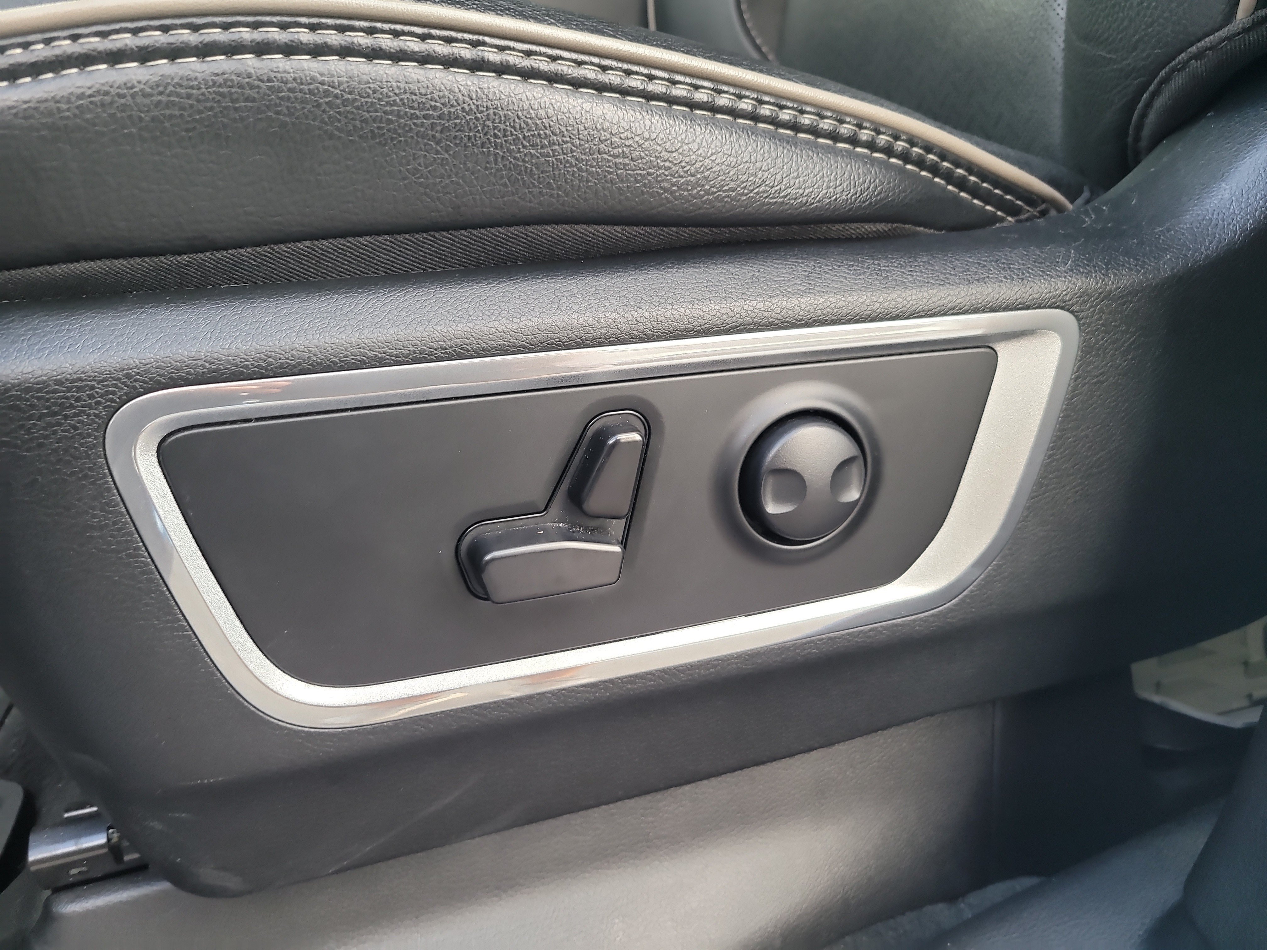Used 2024 RAM 1500 Laramie AWD/4WD image 19