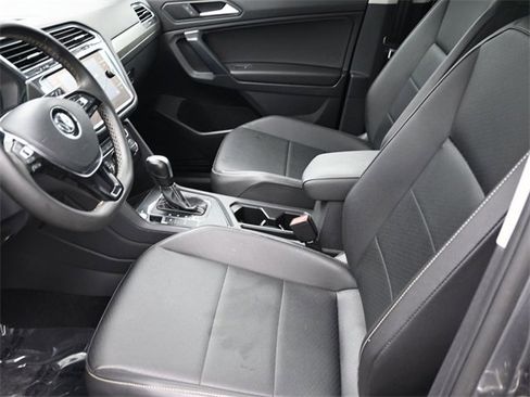 Used 2021 Volkswagen Tiguan SE image 6