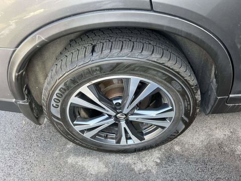 Used 2018 Nissan Rogue SL w/ Premium Package image 9