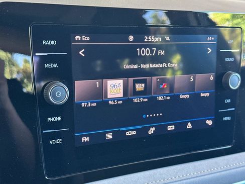 Used 2025 Volkswagen Taos SE w/ Panoramic Sunroof Package image 17