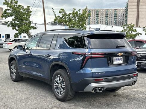 Used 2025 Chevrolet Traverse LT w/ Driver Confidence Package FWD image 4