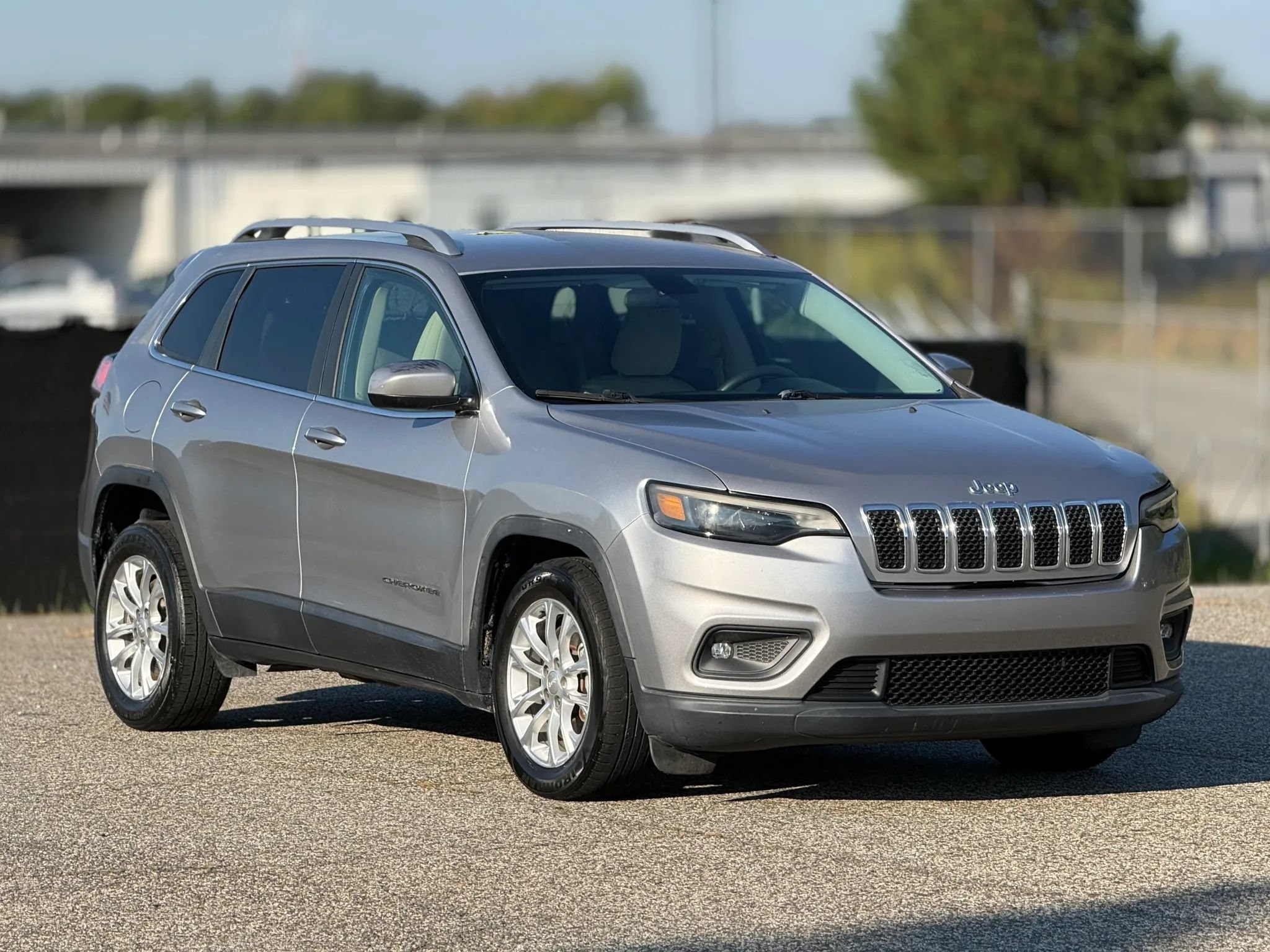 Used 2019 Jeep Cherokee Latitude w/ Popular Appearance Group FWD image 1