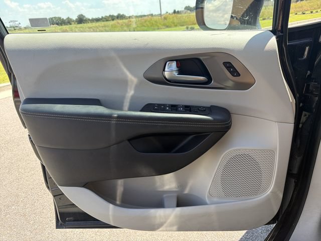 Used 2023 Chrysler Pacifica Touring-L FWD image 38