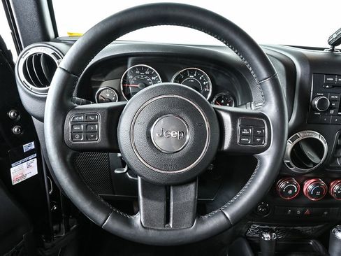 Used 2016 Jeep Wrangler Unlimited Sahara w/ Connectivity Group image 9