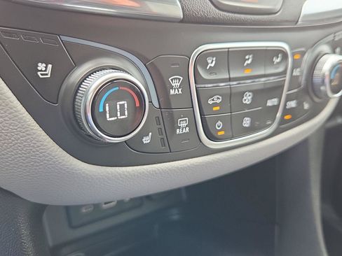 Used 2020 Chevrolet Equinox Premier FWD image 16