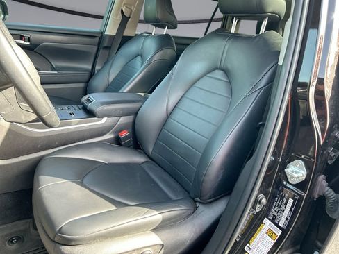Used 2022 Toyota Highlander XLE FWD image 11
