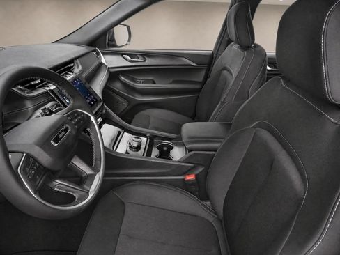 Used 2025 Jeep Grand Cherokee Altitude RWD image 12