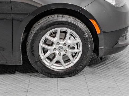 Used 2023 Chrysler Voyager LX image 33