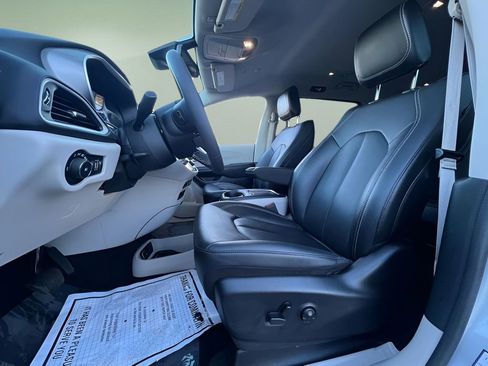 Used 2024 Chrysler Pacifica Touring-L image 9