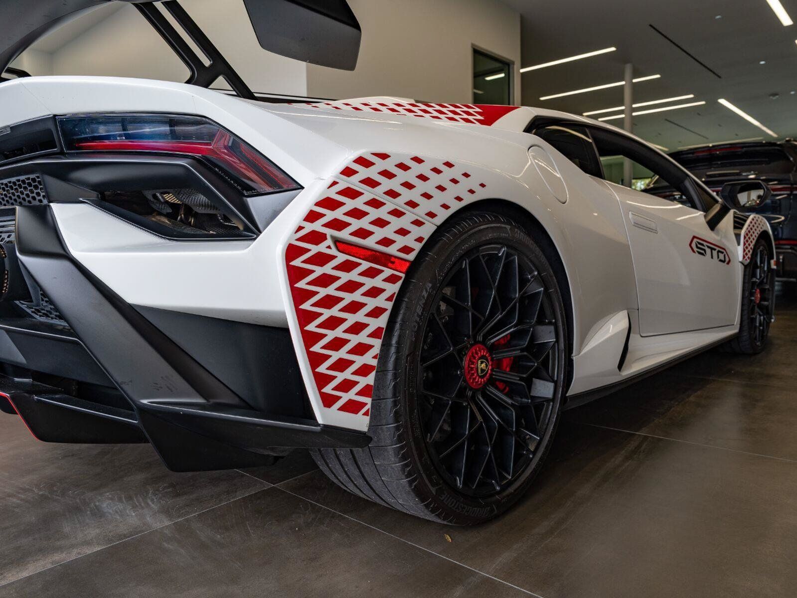 Used 2022 Lamborghini Huracan STO RWD image 30