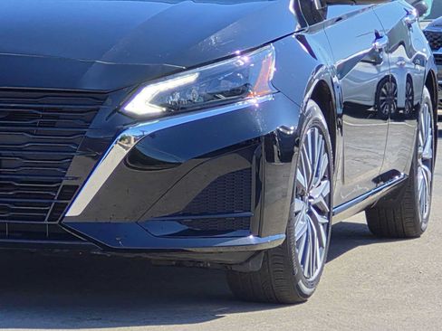 Used 2025 Nissan Altima 2.5 SV FWD image 10