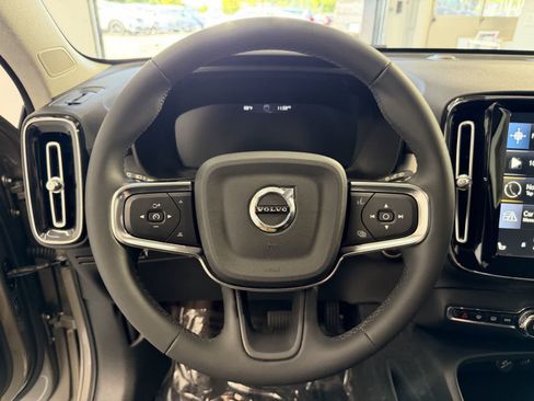Used 2022 Volvo XC40 T4 Momentum FWD image 15