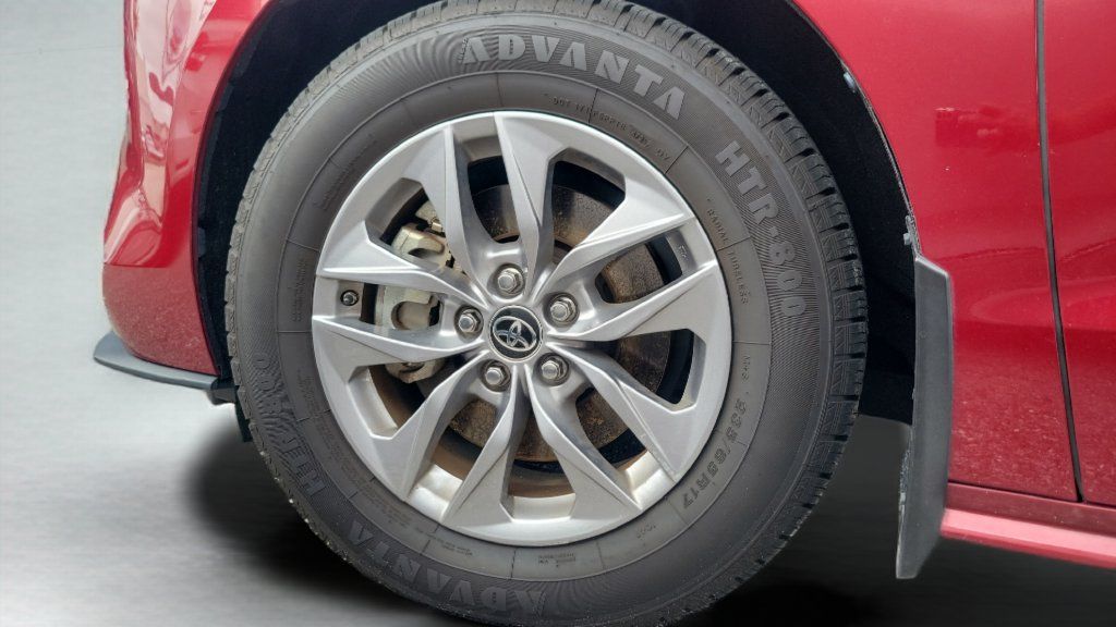Used 2024 Toyota Sienna XLE FWD image 2