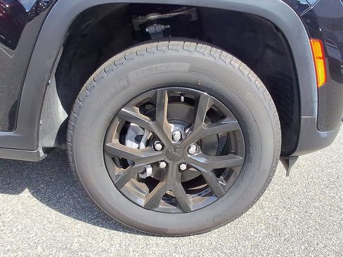 Used 2024 Jeep Grand Cherokee Altitude AWD/4WD image 33