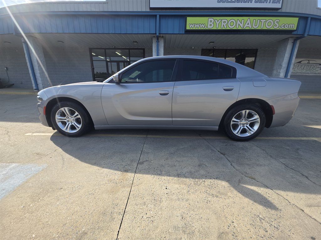 Used 2015 Dodge Charger SE RWD image 2