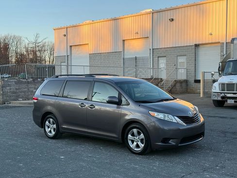 Used 2011 Toyota Sienna LE image 5