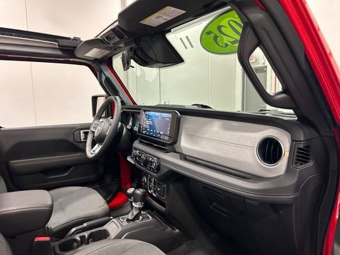 Used 2025 Jeep Wrangler Unlimited Sahara w/ Safety Group AWD/4WD image 35