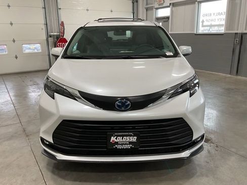 Used 2025 Toyota Sienna XLE image 2