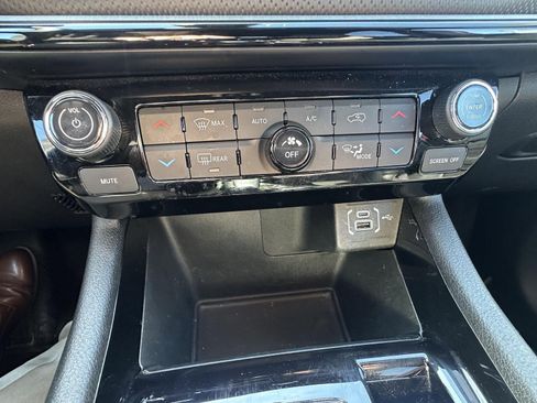 Used 2025 Jeep Compass Trailhawk image 31