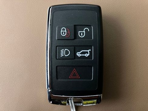 Used 2025 Land Rover Defender 110 X image 32