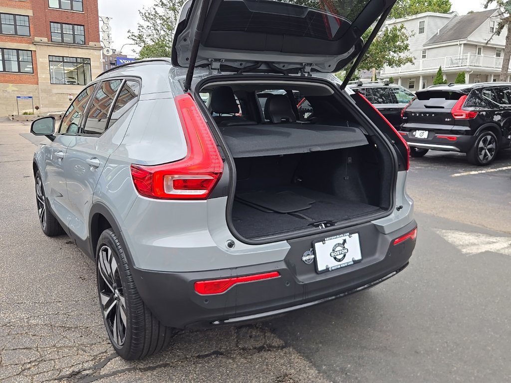 Certified 2025 Volvo XC40 B5 Ultra AWD/4WD image 11