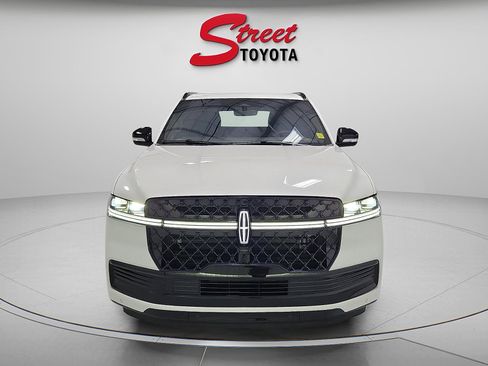 Used 2025 Lincoln Navigator Reserve w/ Jet Appearance Package AWD/4WD image 6