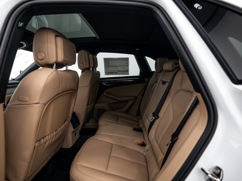 Certified 2026 Porsche Macan AWD/4WD image 22