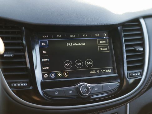 Used 2019 Chevrolet Trax LT w/ LT Convenience Package image 12