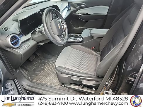 Used 2024 Chevrolet Trax LT w/ Sunroof Package FWD image 12