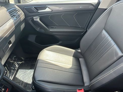 Certified 2024 Volkswagen Tiguan SE w/ Panoramic Sunroof Package AWD/4WD image 12