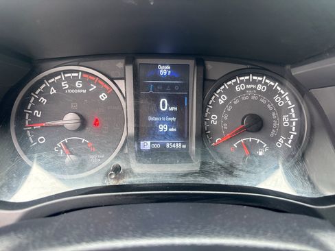 Used 2021 Toyota Tacoma SR AWD/4WD image 10