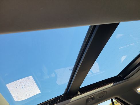 Used 2022 Ford Explorer XLT w/ Equipment Group 202A image 29