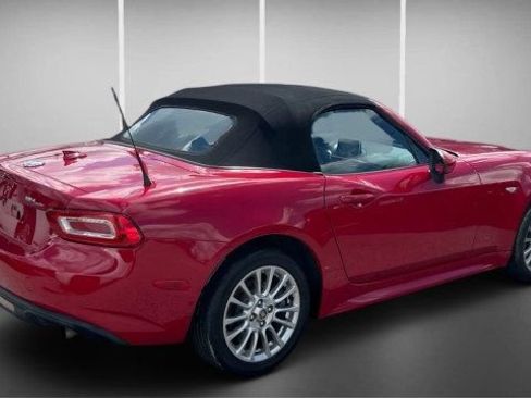 Used 2018 FIAT 124 Spider Classica w/ Technology & Siriusxm Group RWD image 9