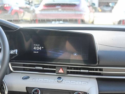 Certified 2025 Hyundai Elantra Limited image 19