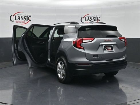 Used 2024 GMC Terrain SLE w/ Driver Convenience Package image 32