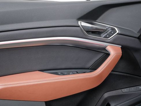 Certified 2024 Audi Q8 e-tron Prestige image 6