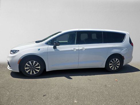 Used 2024 Chrysler Pacifica Limited FWD image 6