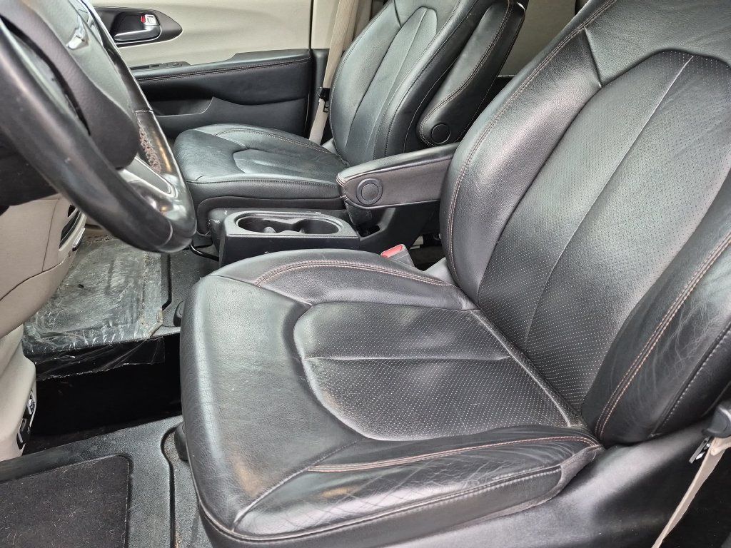 Used 2020 Chrysler Pacifica Touring-L FWD image 13