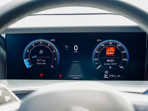 Used 2025 Volkswagen Tiguan SE w/ Panoramic Sunroof Package image 10