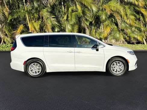 Used 2025 Chrysler Pacifica Select image 4
