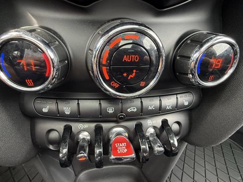 Used 2019 MINI Cooper 2-Door Hardtop w/ Signature Upholstery Package image 27