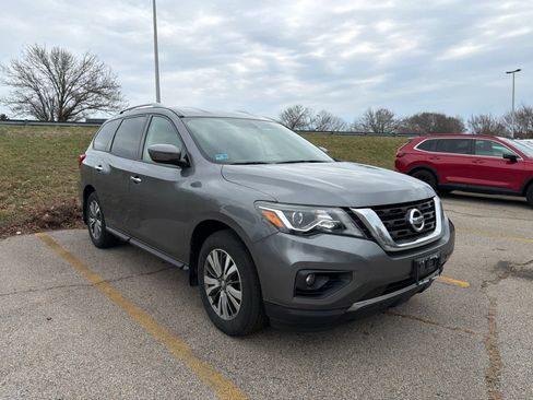 Used 2019 Nissan Pathfinder SV w/ SV Tech Package image 2