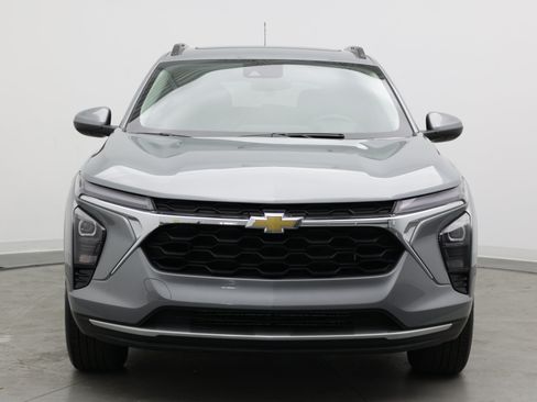 Used 2024 Chevrolet Trax LT w/ Sunroof Package FWD image 2