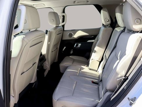 Used 2018 Land Rover Discovery SE image 29