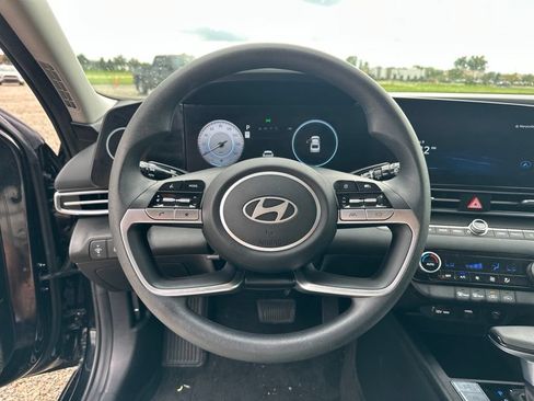 Used 2024 Hyundai Elantra SEL FWD image 17